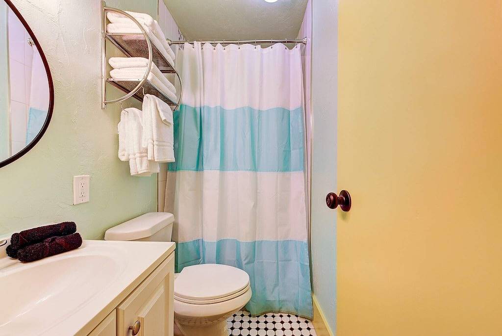 Canary Cottage-brighten your stay-central Nw Okc in Oklahoma City, Oklahoma County