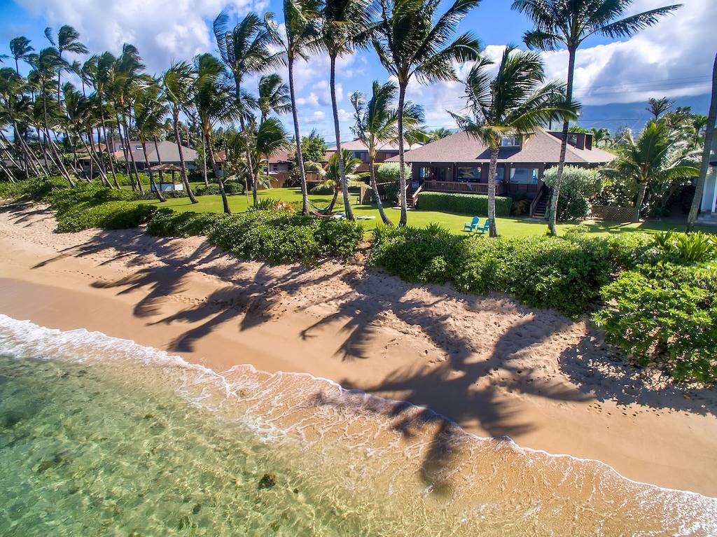 Zeitgenössisches Hawaii, das am ruhigen North Shore Beach lebt in Mokuleia, North Shore (Oahu)