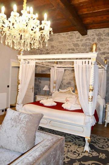 Chambre d’hôte pour 2 personnes, avec vue et jardin, animaux acceptés à Burettes