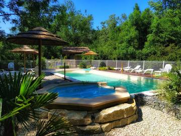 Gîte pour 35 personnes, avec jacuzzi et terrasse ainsi que piscine et jardin à Chatuzange-le-Goubet