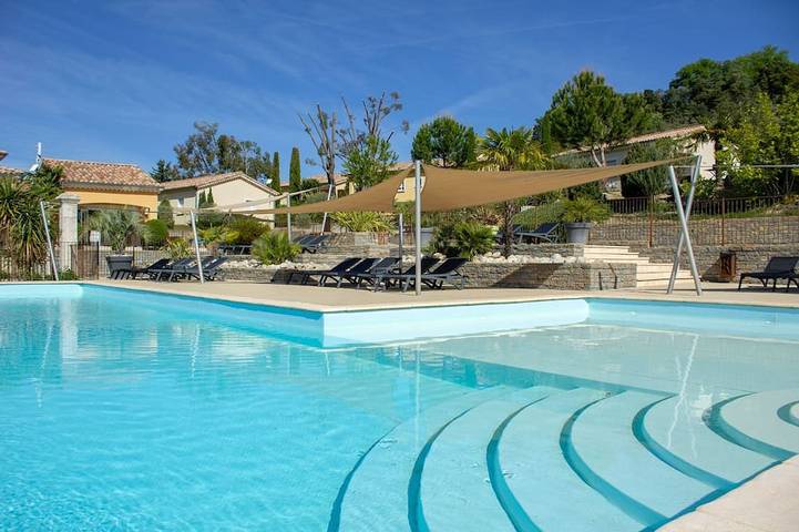 Location de vacances pour 5 personnes, avec piscine ainsi que jardin et sauna, animaux acceptés à Saint-Maurice-d'Ardèche