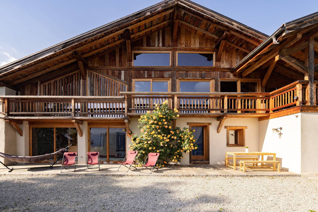Appartement entier, Appartement "Ferme de Faustine 1 - Piscine" avec vue sur les montagnes, piscine partagée et Wi-Fi in Saint-Gervais-les-Bains, Pays du Mont-Blanc