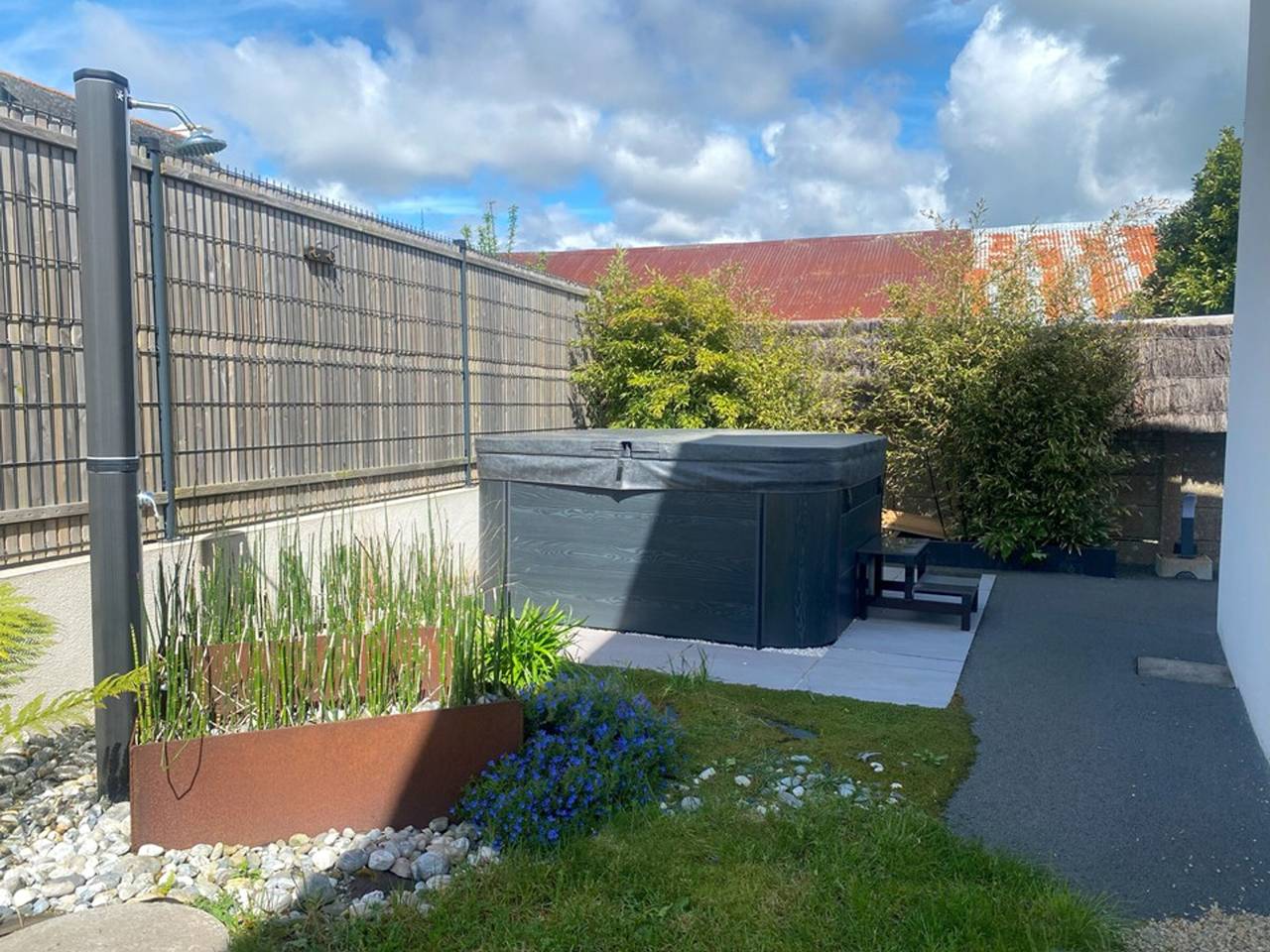 Contemporary single-story house with garden, jacuzzi, near beach and shops, Wifi included in Étel, Côte des Mégalithes