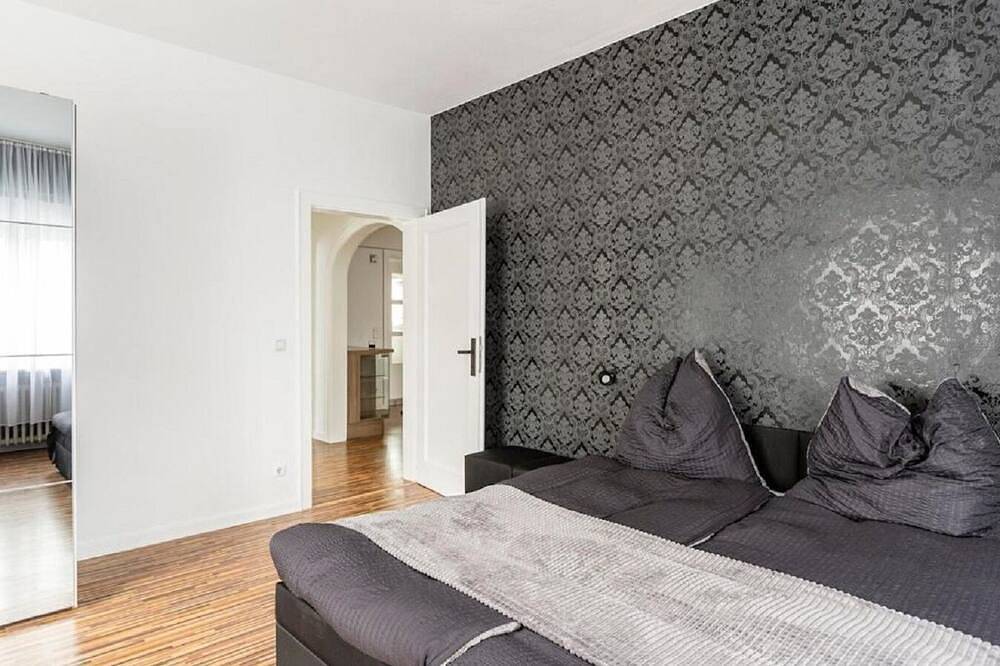 Entire apartment, Maybach 4-Bedroom Apartment – Spacious, Stylish & Close to Düsseldorf Fair. in Krefeld, Lower Rhine