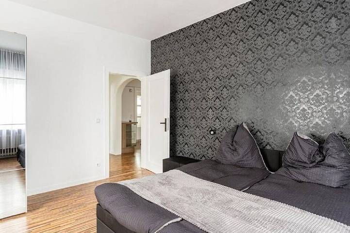 Entire apartment, Maybach 4-Bedroom Apartment – Spacious, Stylish & Close to Düsseldorf Fair. in Krefeld, Lower Rhine