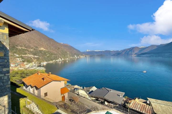 Ferienwohnung für 4 Personen, mit Terrasse und Seeblick sowie Pool