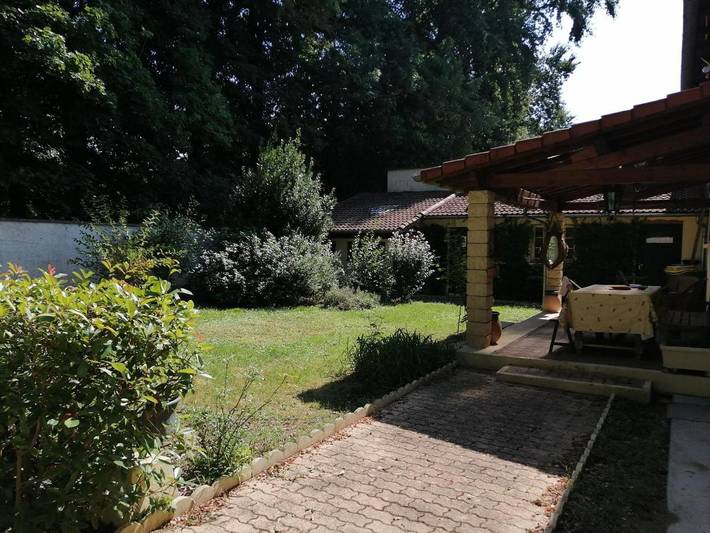 Location de vacances pour 6 personnes, avec terrasse dans La Chapelle-de-Guinchay