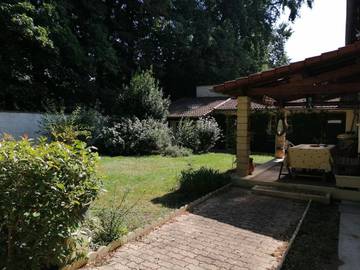 Gîte pour 6 personnes, avec terrasse dans La Chapelle-de-Guinchay
