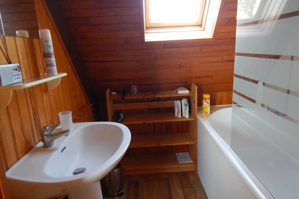 Charming, fully renovated gîte 10 minutes' walk from the beach in Louannec, Costa de granito rosa