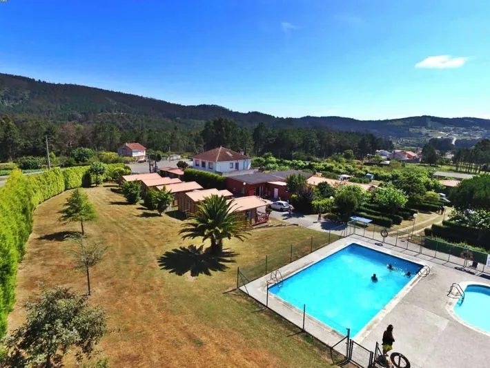 Parque de vacaciones para 5 personas, con vistas y jardín además de piscina y balcón - 1