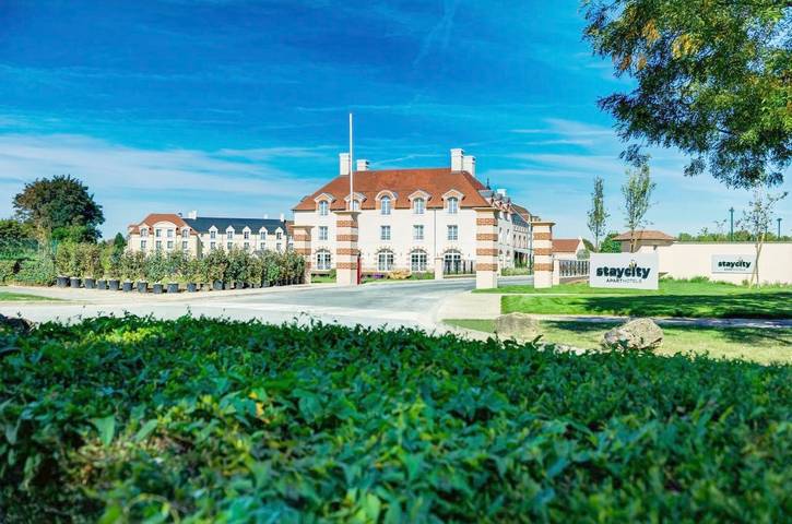 Hôtel pour 4 personnes, avec Terrasse ainsi que Jardin et Piscine