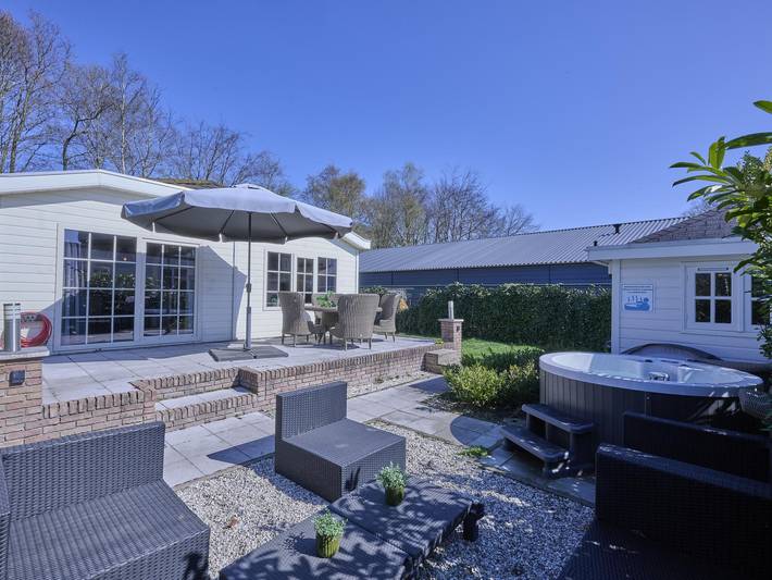 Ferienhaus für 6 Personen, mit Whirlpool und Garten