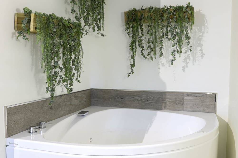 Appartement entier, Special studio for couples with double whirlpool tub and balcony. in Villaverde de Pontones, Ribamontán al Monte