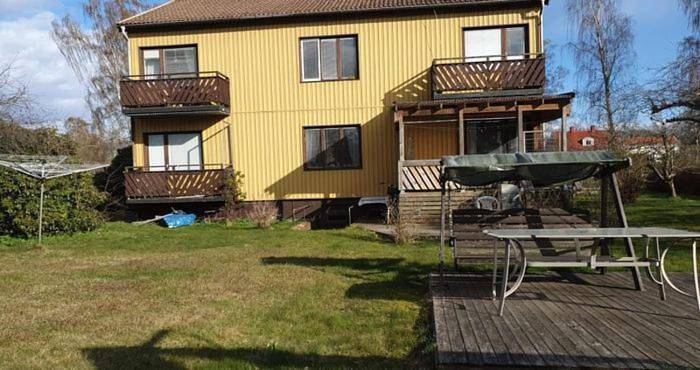 Ferienwohnung für 6 Personen, mit Balkon und Terrasse sowie Garten und Ausblick in Motala