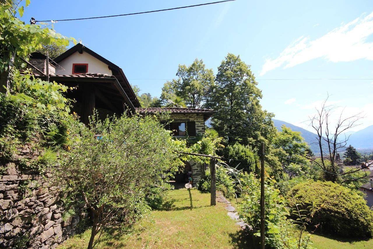 Charmantes Tessiner Haus mit absoluter Privatsphäre in Terre di Pedemonte, Tessiner Alpen