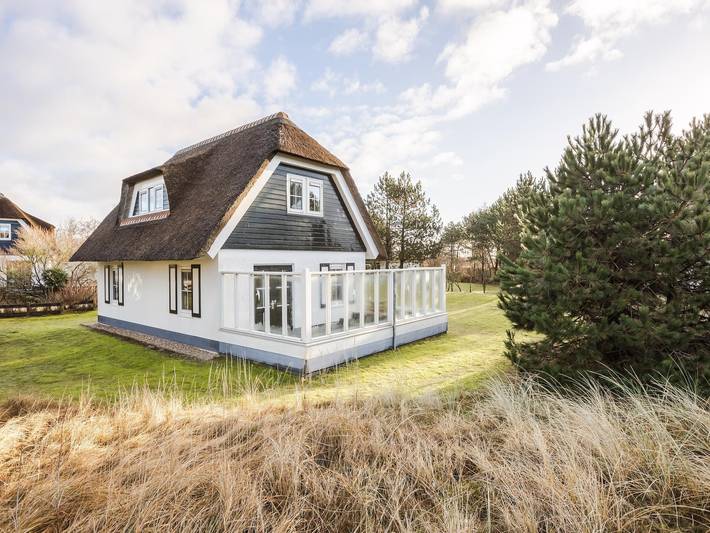 Vakantiehuis voor 6 personen, with tuin and terras as well as zwembad, kindvriendelijk in Hollum