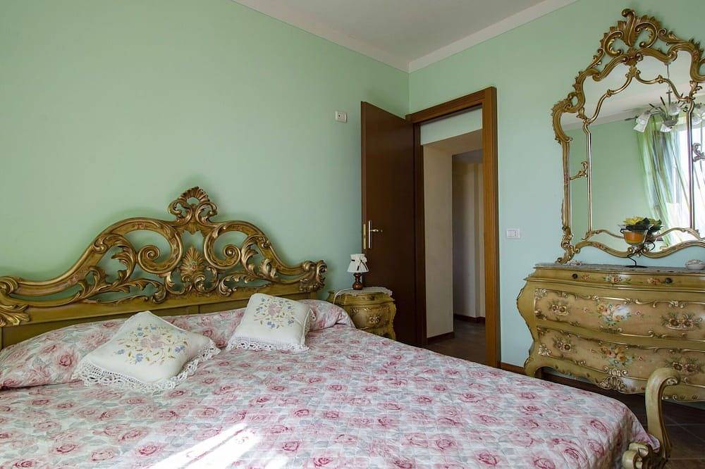 Stunning private villa for 7 guests with Wifi, private pool, Tv, patio and pets allowed in Villa Collemandina, Garfagnana