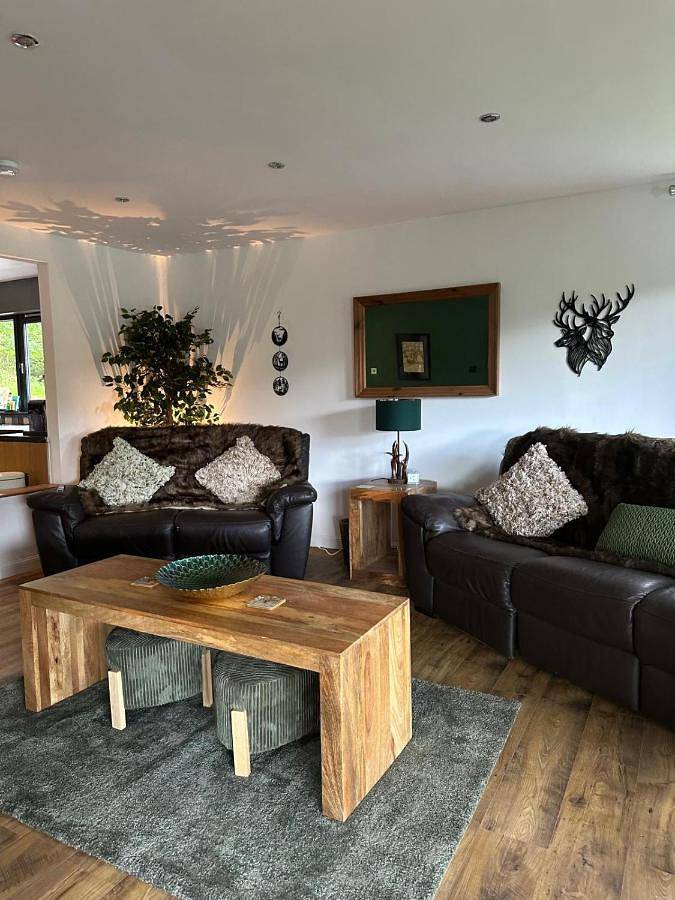Lodge 1 (Standard) - Sleeps 4, Pet Friendly (No Hot Tub) in Stirling region