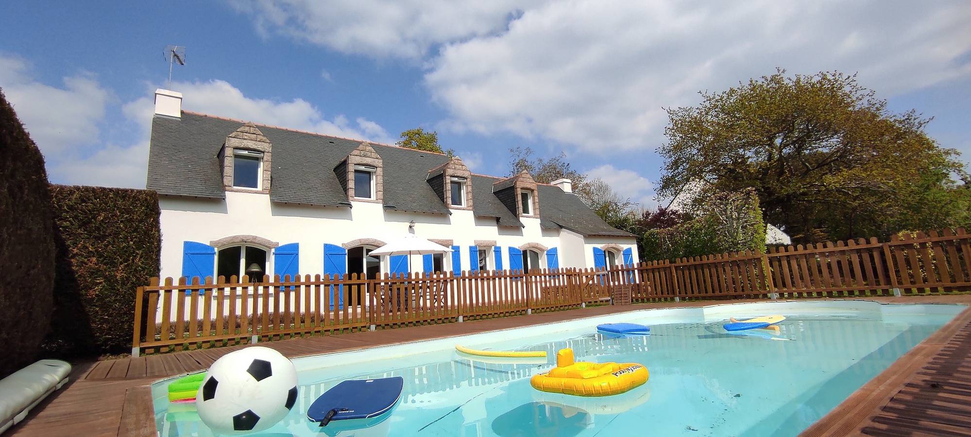Maison de vacances 'Madig Azul Maison Piscine Chauffée' avec piscine privée, terrasse et Wi-Fi in La Trinité-sur-Mer, Côte des Mégalithes