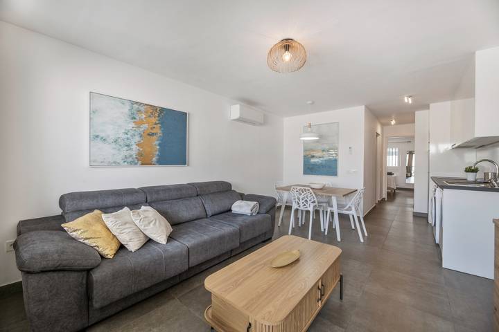 Ganze Wohnung, Ferienwohnung 'Suite4you 50 Meter vom Strand entfernt' mit Meerblick, Wlan und Klimaanlage in Puerto del Carmen, Tías