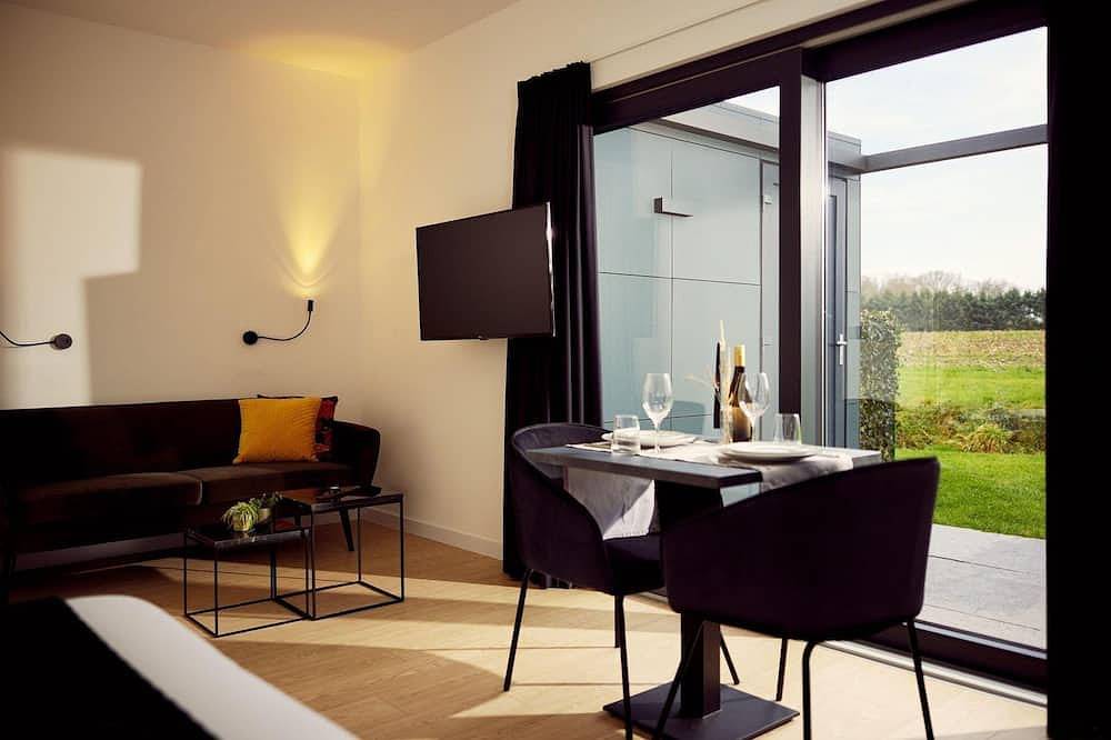 Stay in Hofstudio Amalia: a luxurious 2-person studio with terrace, plenty of natural light and kitchenette. Enjoy privacy and comfort. in Achterhoek