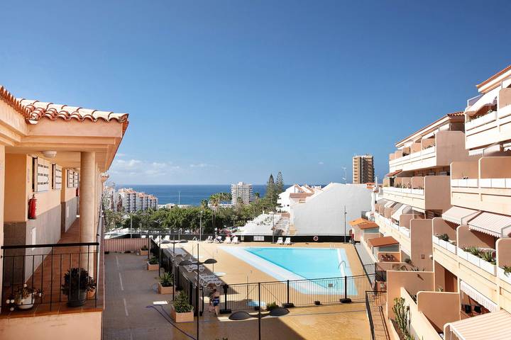 Entire apartment, Holiday Apartment 'Ático Los Seres' with Sea View, Private Terrace & Wi-Fi in Los Cristianos, Arona