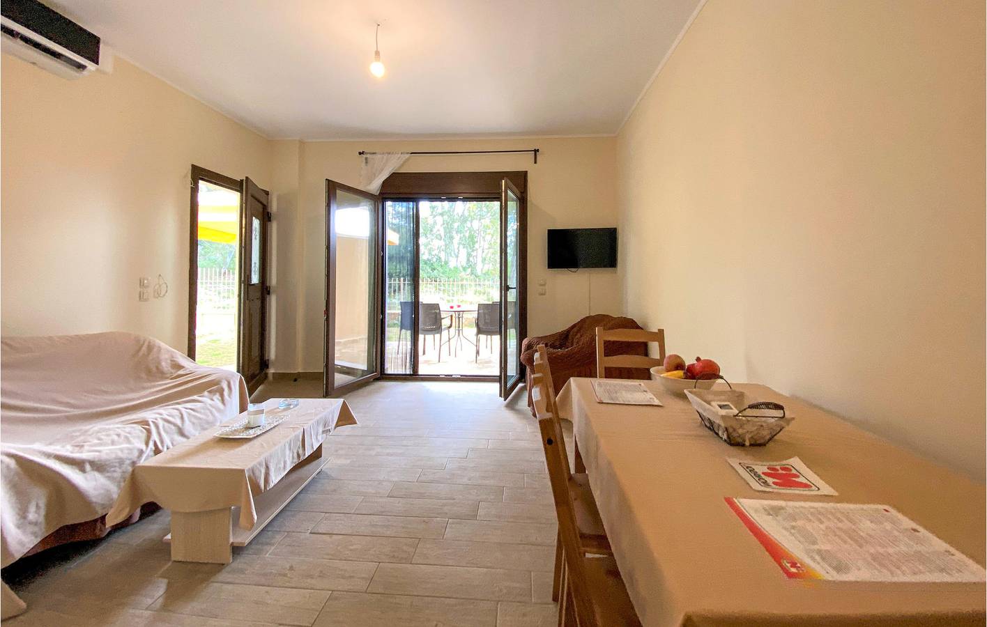 Ganze Ferienwohnung, Gemütliches Apt mit Klimaanlage, Parkplatz, Terrasse, WiFi; Nähe Küste in Fokida