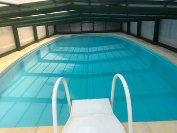 Gîte pour 30 personnes, avec piscine ainsi que jardin et vue, animaux acceptés à Leuhan