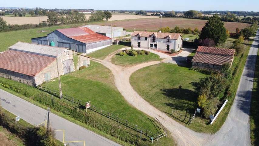 Cottage pour 5 personnes, avec vue ainsi que vue sur le lac et jardin à Chavagnes-les-Redoux