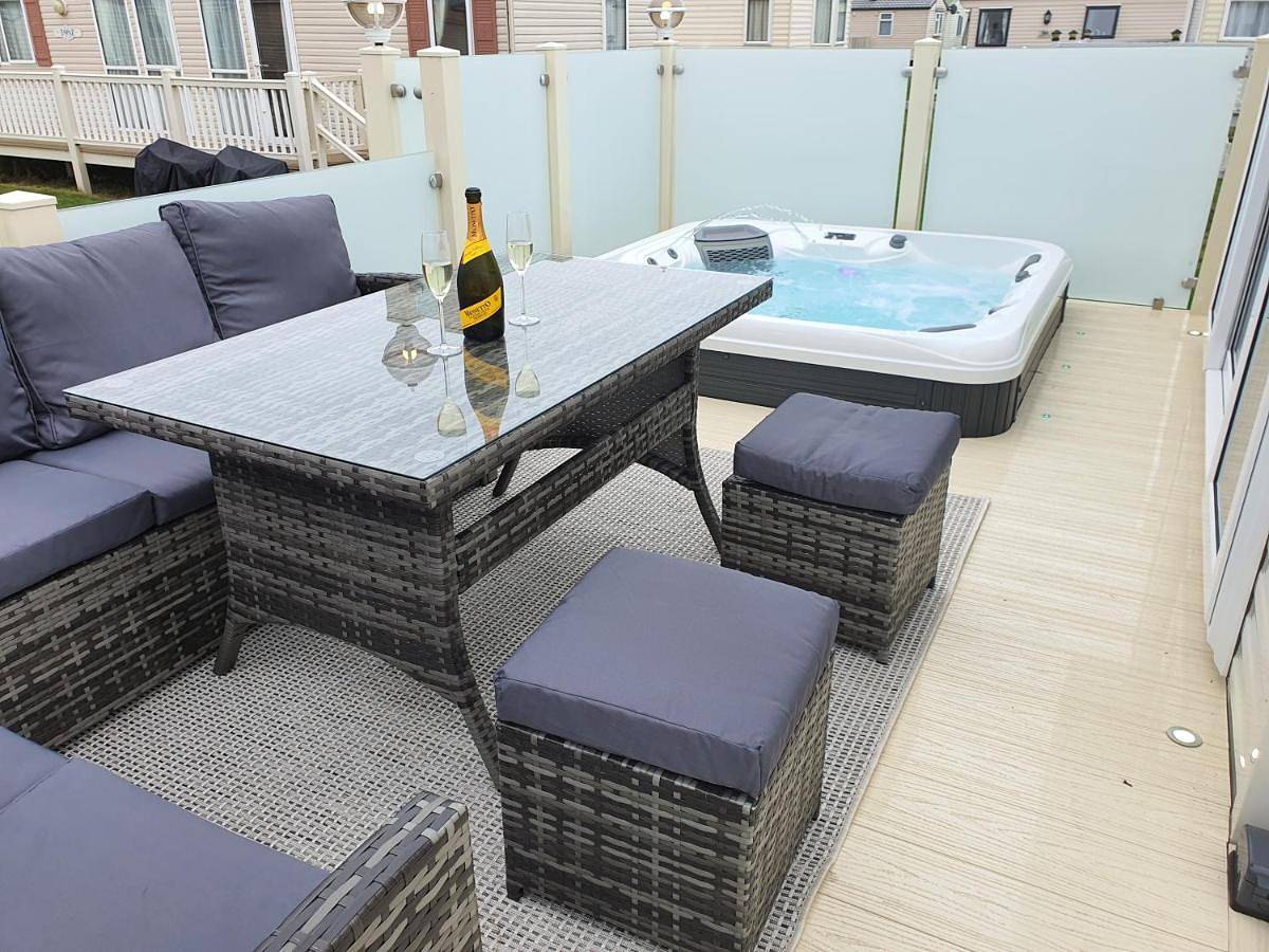 Premium accommodation with luxury Hot-Tub and decking area, near Fantasy Island in Ingoldmells, Lincolnshire