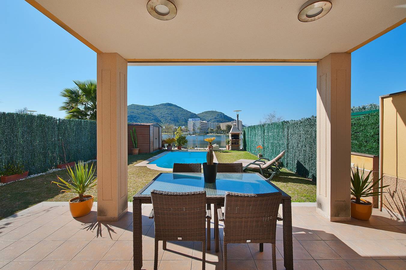 Villa 'Syrah' con vistas al lago, Wi-Fi y aire acondicionado in Playa de Alcúdia, Alcúdia