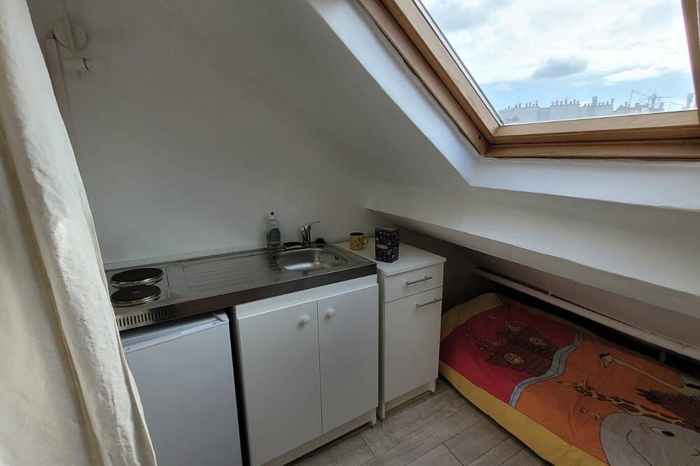 Studio under the roofs of Paris! Near Opéra, Gare du Nord, Gare de l'Est in 10th Arrondissement, Parigi
