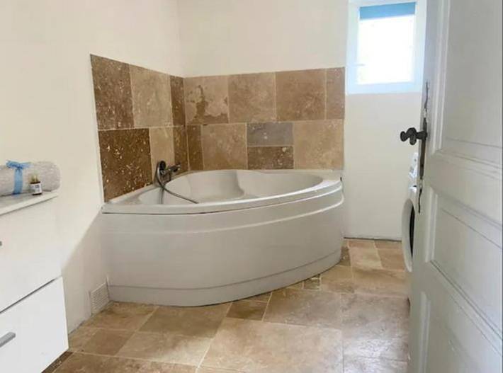 Gîte pour 8 personnes, avec piscine ainsi que terrasse et jardin à Restinclières - 4