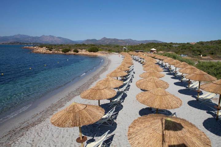 Appart’hôtel pour 4 personnes, avec Terrasse ainsi que Jardin et Piscine à Capo Coda Cavallo