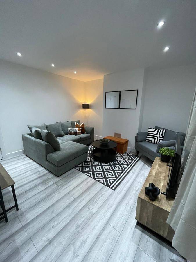 Entire apartment, Luxury 3 Bed House - 10 min walk from Dartford Town Centre - Fully Refurbished in Dartford, Kent