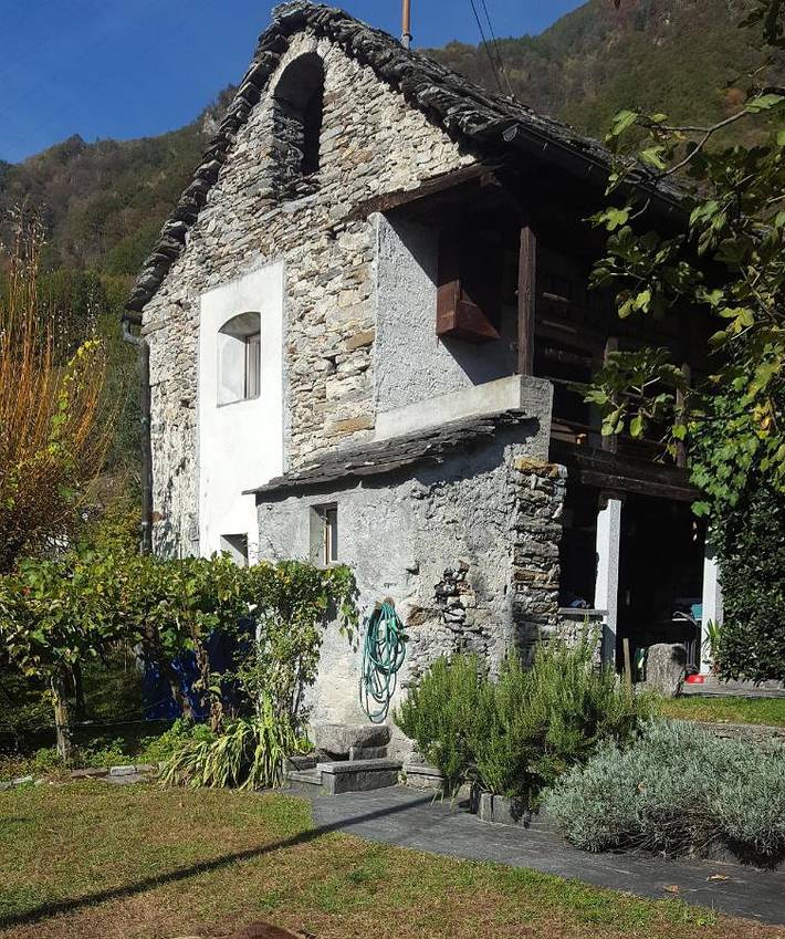 Ferienhaus für 4 Personen, mit Balkon und Terrasse sowie Garten und Ausblick in Maggia