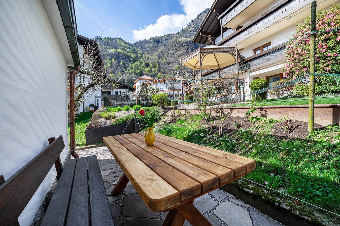 Entire apartment, Apartment 'Cafe Rudi Living Ignaz' with Mountain View, Balcony, Terrace and Wi-Fi in Parcines, Texel Group