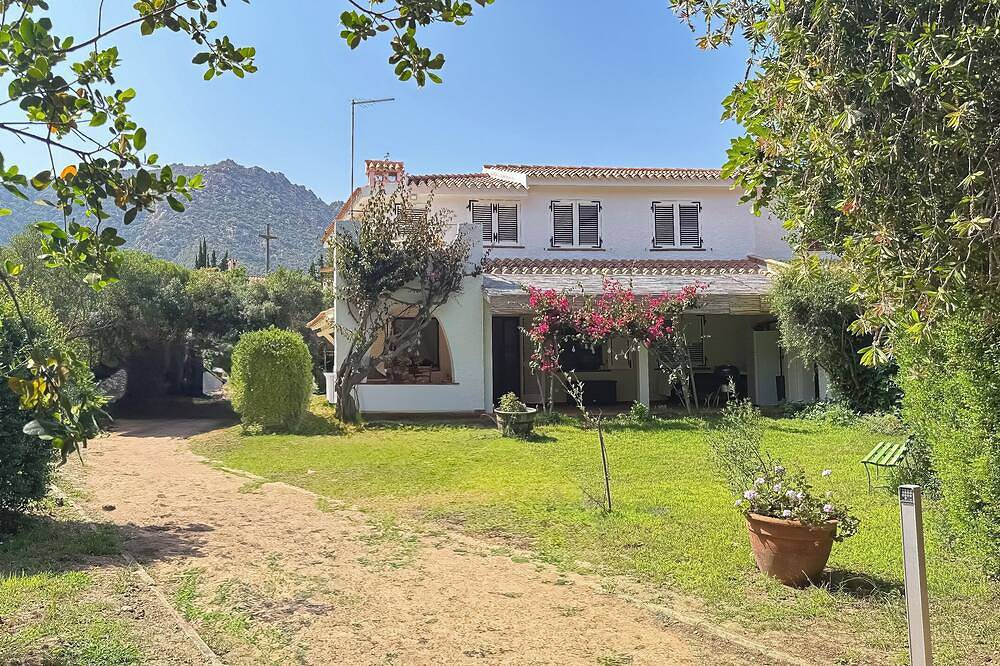 Villa Siro Is Morus a few steps from the sea surrounded by greenery in Santa Margherita di Pula, Región de Pula