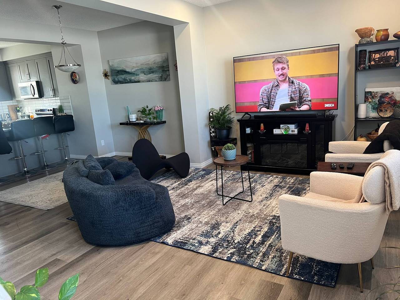 Geräumiges privates Zimmer mit Tv, Wlan und Kühlschrank in Edmonton, Alberta