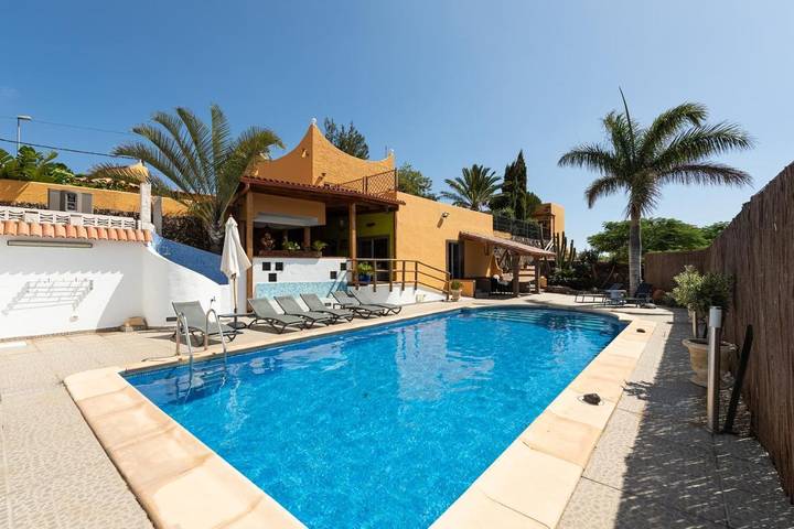 Location de vacances pour 12 personnes, avec Balcon et Jacuzzi ainsi que Terrasse et Jardin