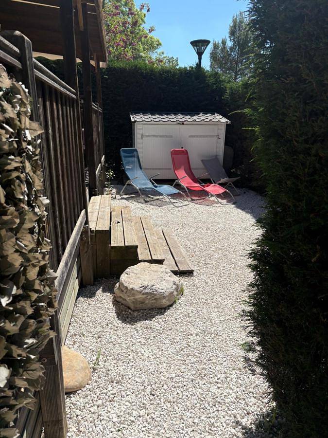 Camping pour 6 personnes, avec Terrasse et Jardin ainsi que Piscine et Vue à La Roque-d'Anthéron - 3