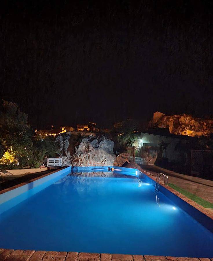 Casa Rural Casaplana, grupos grandes, 1500m2 de casa, piscina privada y patio, 2 barbacoas, Zona Prepirineo in Peralta de Calasanz, Provincia de Huesca