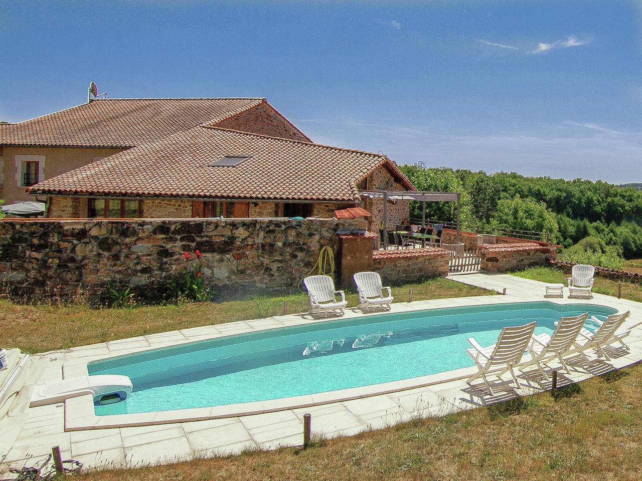 Holiday Rental for 8 People in Roussines, Périgord-Limousin Regional Nature Park