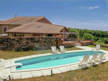 Gîte pour 8 personnes, avec piscine ainsi que terrasse et jardin, animaux acceptés à Roussines
