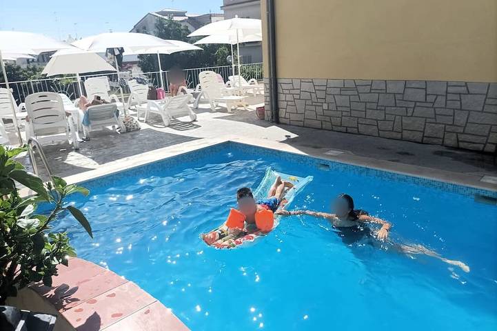 Ferienwohnung für 4 Personen, mit Garten und Pool sowie Whirlpool, mit Haustier