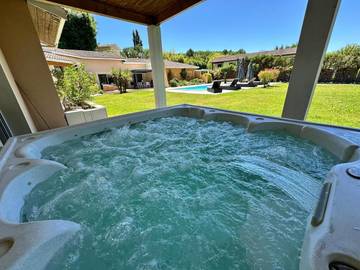 Cottage pour 10 personnes, avec jacuzzi ainsi que jardin et piscine à La Brède
