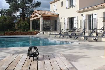 Location de vacances pour 15 personnes, avec jacuzzi à Saint-Julien-de-Peyrolas