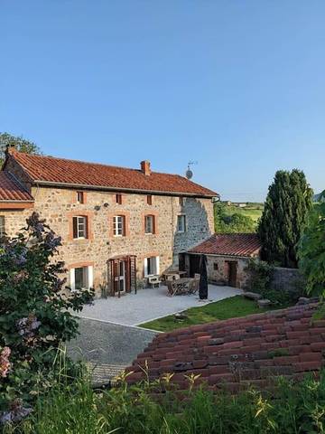 Gîte pour 10 personnes, avec vue et jardin, adapté aux familles à Essertines-en-Châtelneuf