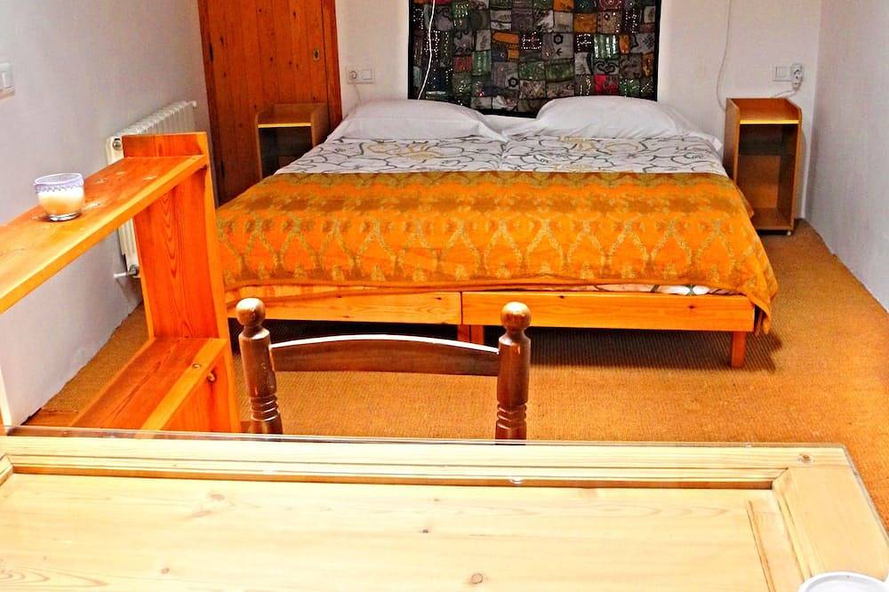 Apartamento entero, El maíz se elevó con aire y luz con vistas a las copas de los árboles del pueblo. in Torroja, Priorat