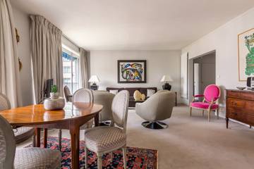 Vacation Rental for 4 Guests in Eiffel Tower, Paris, Picture 2